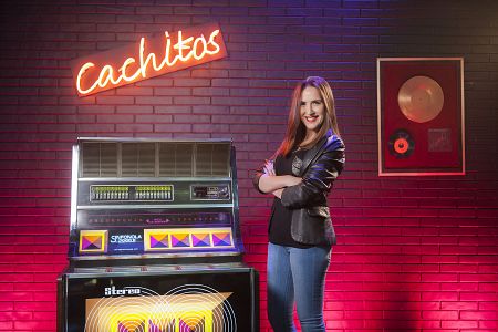 La nueva jukebox de 'Cachitos', junto a la presentadora del programa, Virginia Díaz