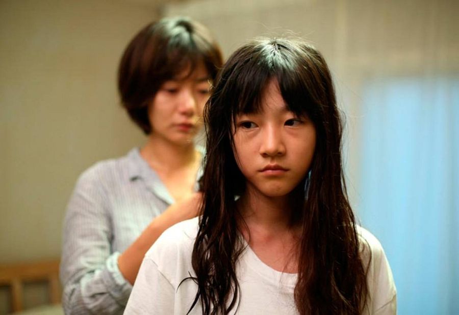 Las protagonistas de 'Un monstruo en mi puerta' en una escena de la película