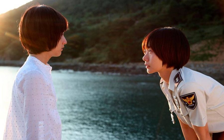 Las protagonistas de 'Un monstruo en mi puerta' en una escena de la película