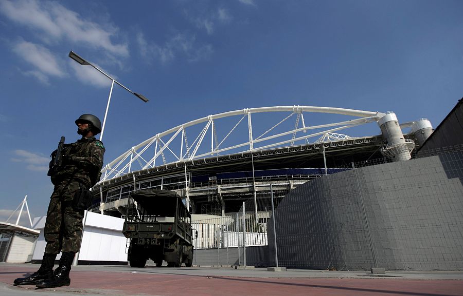 Una patrulla del Ejército brasileño vigila el Estadio Olímpico de Rio de Janeiro