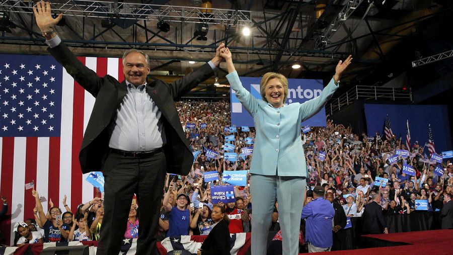 La candidata demócrata a la presidencia de EE.UU., Hillary Clinton, y su candidato a vicepresidente, el senador Tim Kaine.