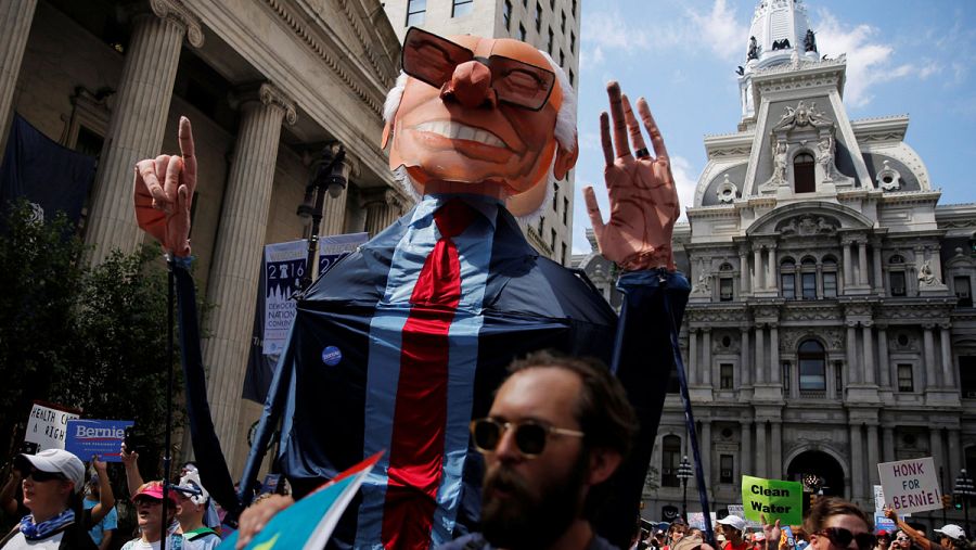 Partidarios del senador Sanders se manifiestan en Filadelfia