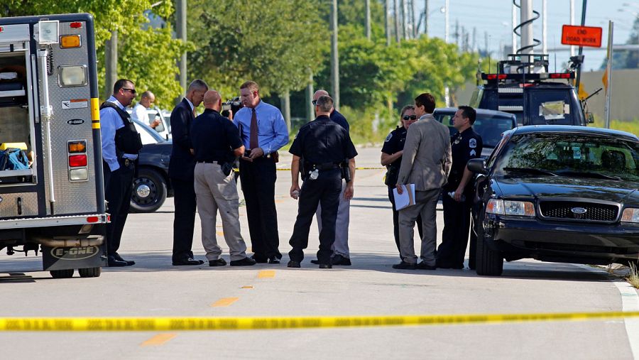 Agentes de la Policía de Fort Myers, en Florida, en el lugar del tiroteo