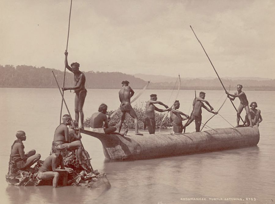 Una imagen de 1903 de un grupo de andamaneses cazando tortugas