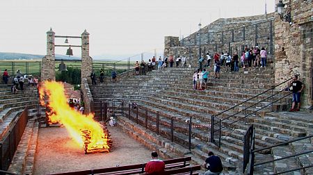 San Pedro de Manriqque (Soria) lleva años celebrando esta fiesta en la hazaña es pisar las brasas encendidas