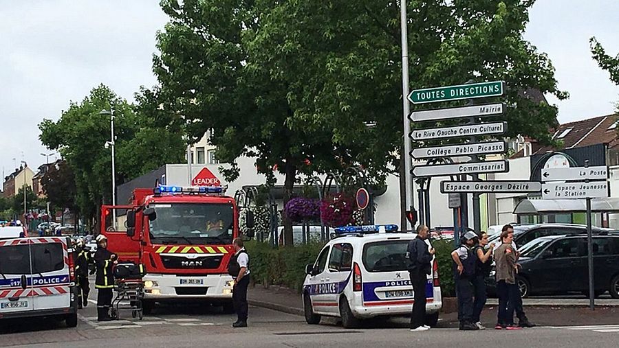 Ambulancias y coches de policía apostados junto a la iglesia de Saint Etienne du Rouvray, donde dos hombres han secuestrado a varias personas.