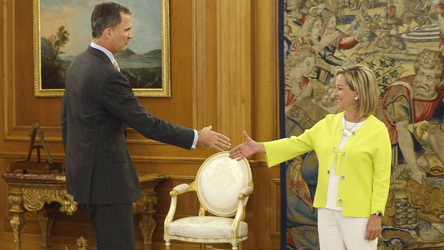 La diputada de Coalición Canaria, Ana Oramas, saluda al rey Felipe en la Zarzuela.
