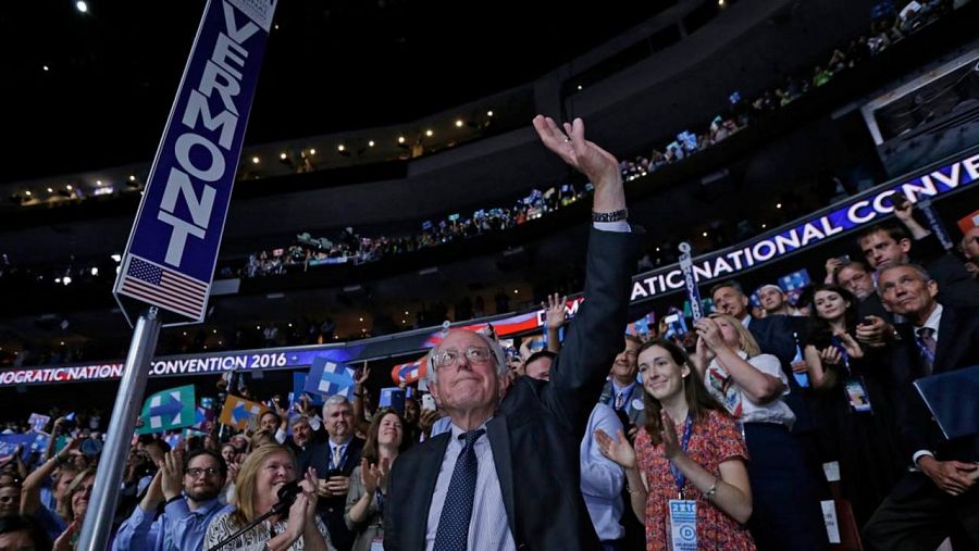 Bernie Sanders, junto a sus delegados de Vermont a los que pidió votar por Clinton