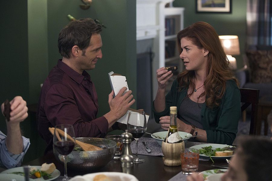 Laura y Jake se reúnen para trabajar de incógnito y la chispa resurge una vez más