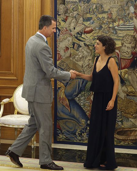 El rey saluda a la diputada de En Marea-Podemos Alexandra Fernández