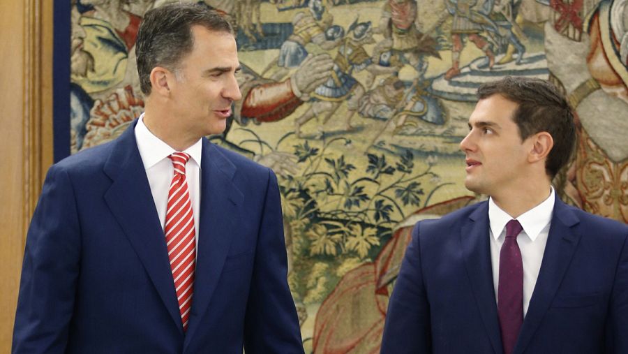 El presidente de Ciudadanos, Albert Rivera, posa con el rey en el Palacio de la Zarzuela