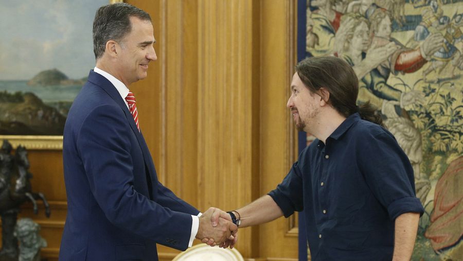 El rey saluda al secretario general de Podemos, Pablo Iglesias