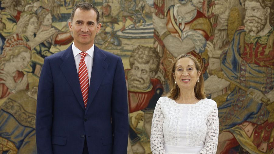 El rey Felipe VI recibe en audiencia a la presidenta del Congreso, Ana Pastor, tras competar la ronda de consultas