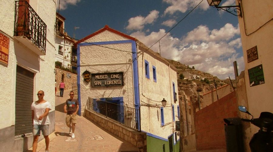 Está en la ruta de los pueblos más bonitos de España. Levantado sobre una roca gigante, y bajo la piedra, Alcalá del Júcar esconde 300 cuevas