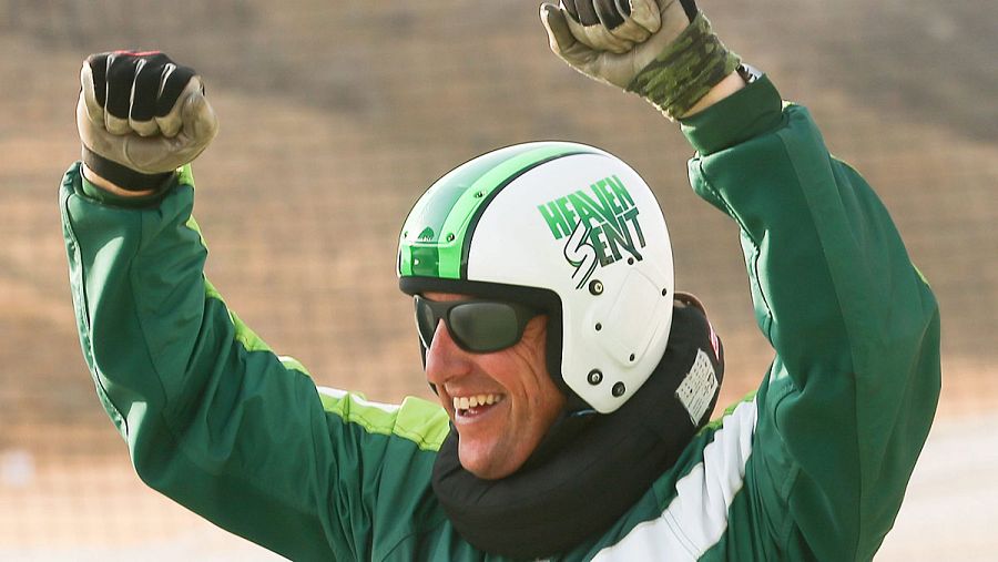 Luke Aikins celebra su salto de 25.000 pies (7.620 metros) sin paracaídas