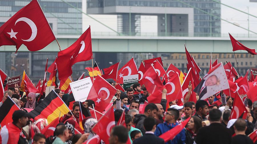 Seguidores de Erdogan se manifiestan en Colonia contra el golpe de Estado