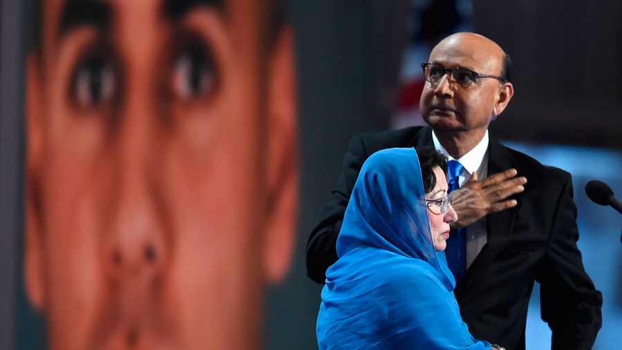 Khizr Khan y su esposa, cuyo hijo militar murió en un atentado en Irak