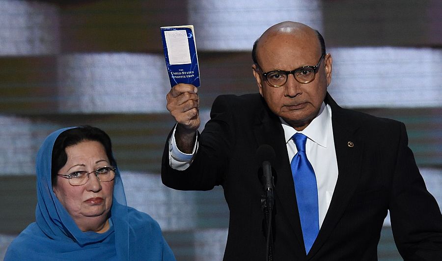 Los padres de Humayun Khan esgrimen la Constitución de Estados Unidos en su intervención ante la convención demócrata