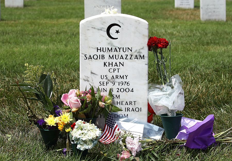 La tumba del capitán Humayun Khan, en el cementerio nacional de Arlington, adornada este lunes con flores y otros recuerdos