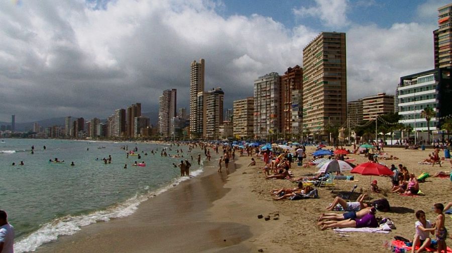 La playa de Levante de Benidorm es una de las más visitadas de la costa alicantina