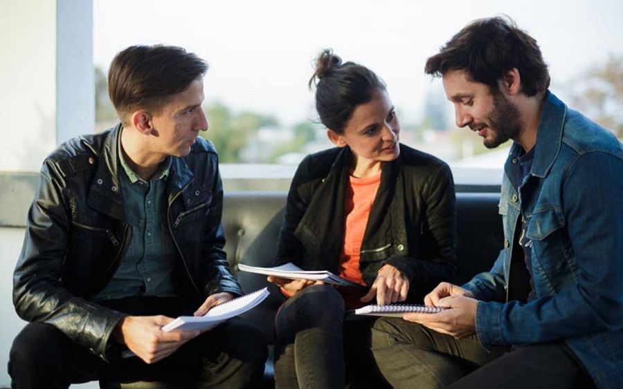 Matías Bize, Elena Anaya y Benjamín Vicuña ensayando