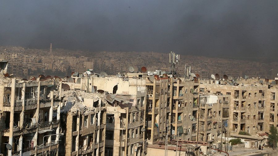 Vista de Alepo, el 1 de agosto de 2016. El humo es producido por los incendios intencionados de neumáticos para crear una cortina de humo que dificulte los bombardeos de la aviación. REUTERS/Abdalrhman Ismail