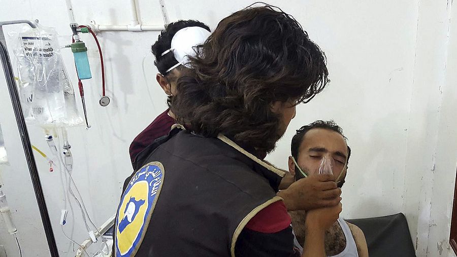 Fotografía facilitada el 2 de agosto de 2016 por la Defensa Civil siria, que muestra a un hombre recibiendo atención médica en un centro sanitario de Saraqeb, Idleb, al norte de Siria tras un supuesto bombardeo con sustancias químicas.