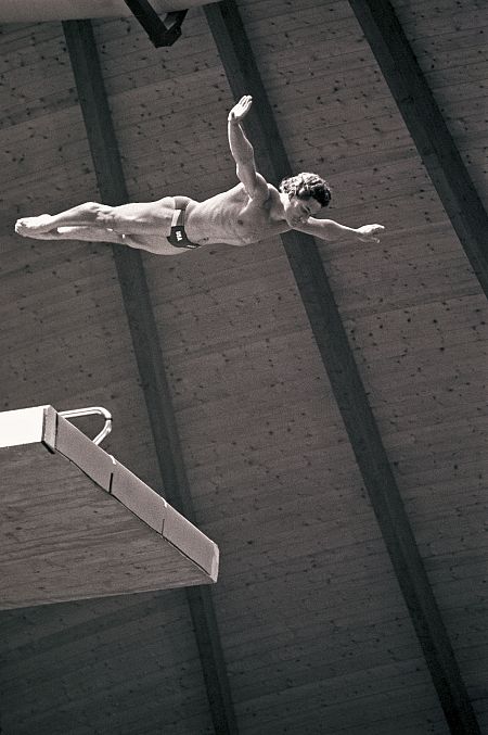Greg Louganis durante uno de sus saltos