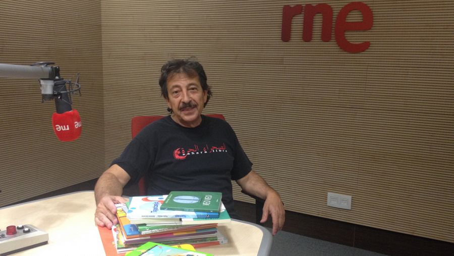 José Manuel Martín posa con algunos de los libros donados por 'La estación azul de los niños'.