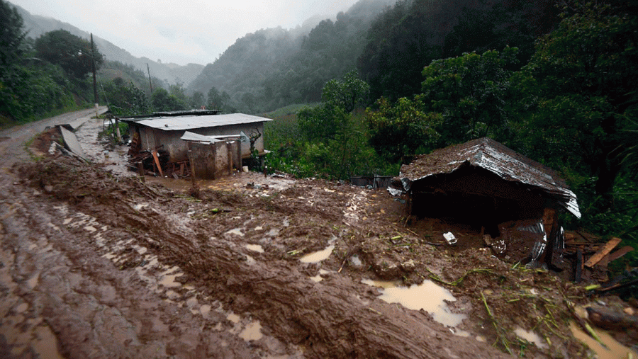 La tormenta Earl ha dejado tras su paso por México decenas de muertos y graves destrozos materiales.