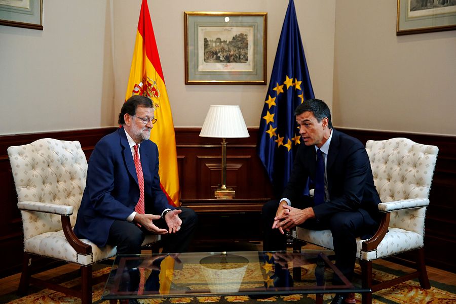 Rajoy charla con Sánchez en su reunión en el Congreso