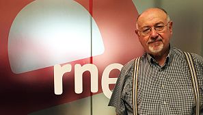 Juan Eslava Galán, en los estudios de Radio Nacional.