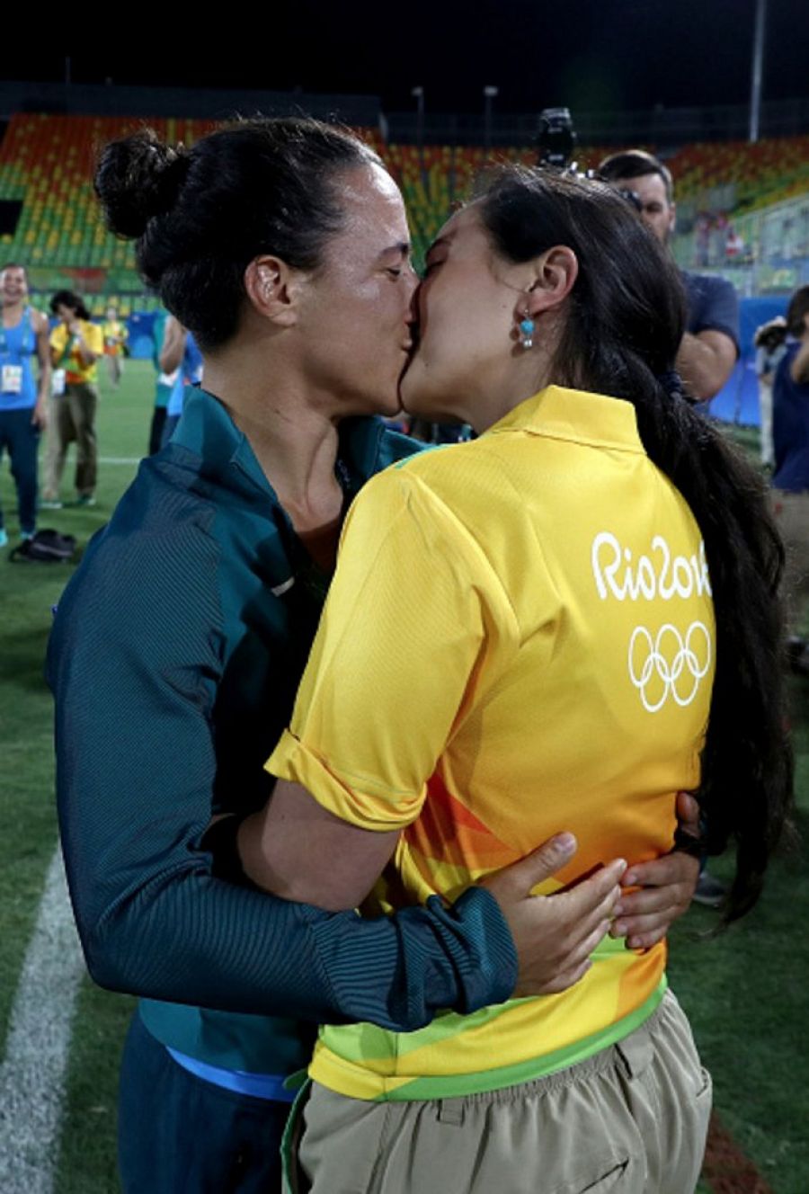 Majorie Enya besa a la jugadora de rugby Isidora Cerullo tras proponerle matrimonio
