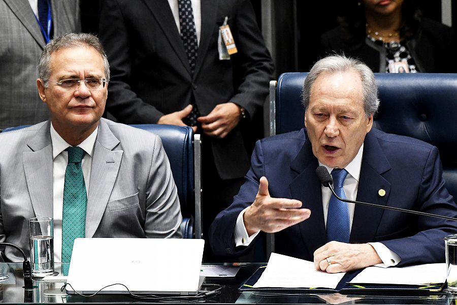 El presidente del Senado de Brasil, Renán Calheiros, y el presidente del Tribunal Supremo, Ricardo Lewandowski, en la apertura de la sesión