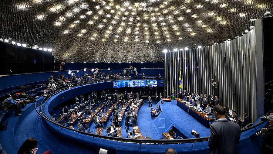 Sesión del Senado brasileño en Brasilia en la que se ha aprobado continuar el proceso de destitución de la presidenta, Dilma Rousseff. EFE/Cadu Gomes