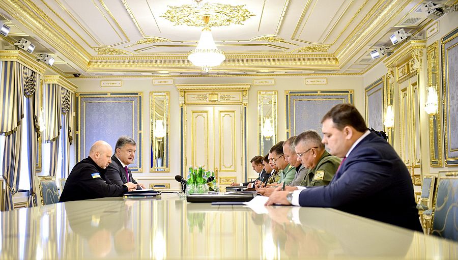 El presidente de Ucrania, Petró Poroshenko (segundo por la izquierda), se ha reunido con la cúpula de seguridad y defensa