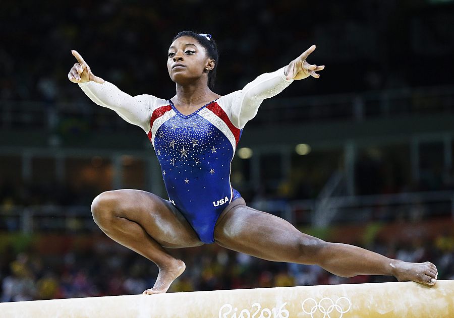 Biles, muy solvente durante la rotación de barra fija en la final individual de Río 2016.