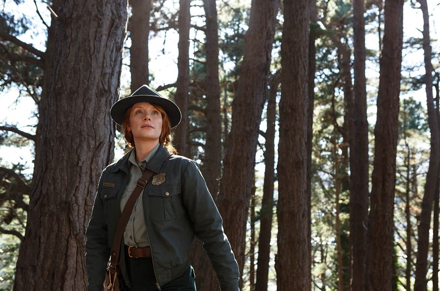Bryce Dallas Howard es la guarda forestal del bosque en el que habita el dragón.