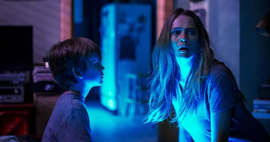 Gabriel Bateman y Teresa Palmer en una escena de la película