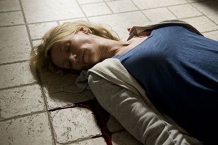 Alice es atacada por un desconocido y entra en coma