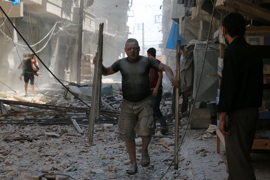 Un hombre recorre el bombardeo barrio rebelde de Sakhur, en Alepo.