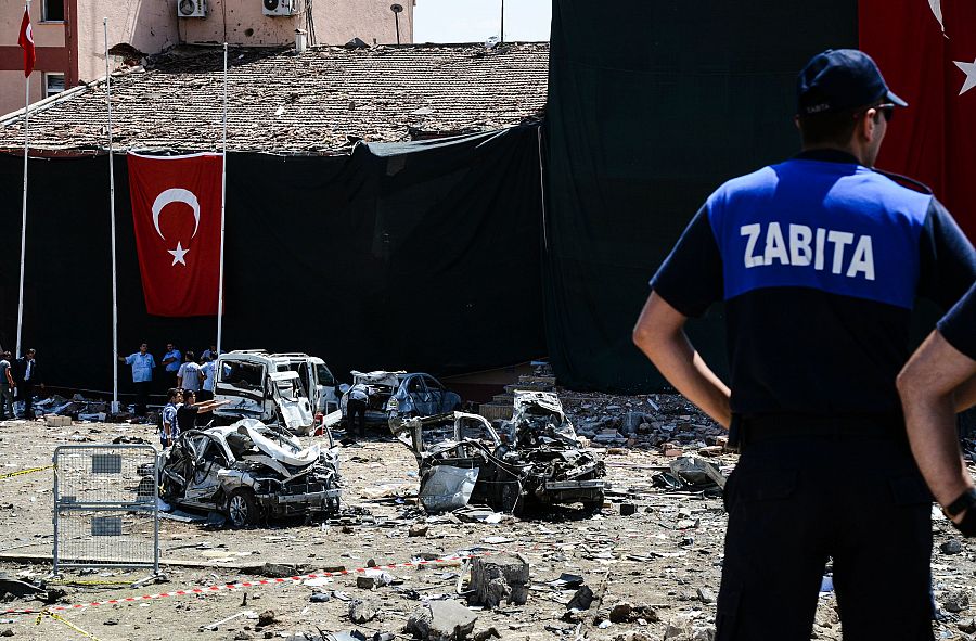 Un agente de policía observa los daños causados por el atentado en Elazig