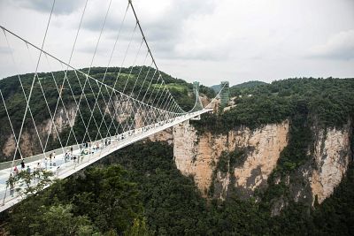 China inaugura el puente de cristal más largo y alto del mundo sobre un parque natural
