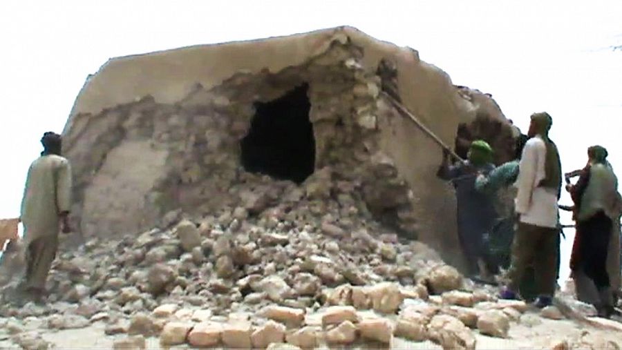 Milicianos islamistas destruyen un antiguo santuario en Tombuctú, Mali, en 2012 (imagen de archivo)