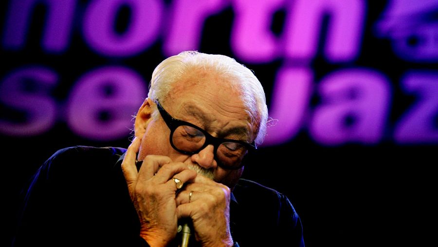 Toots Thielemans en una imagen de 2005 durante un concierto en La Haya