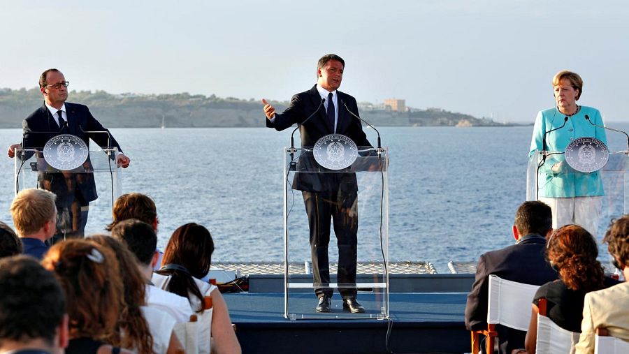 Rueda de prensa de Hollande, Renzi y Merkel a bordo del portaaviones 'Garibaldi'