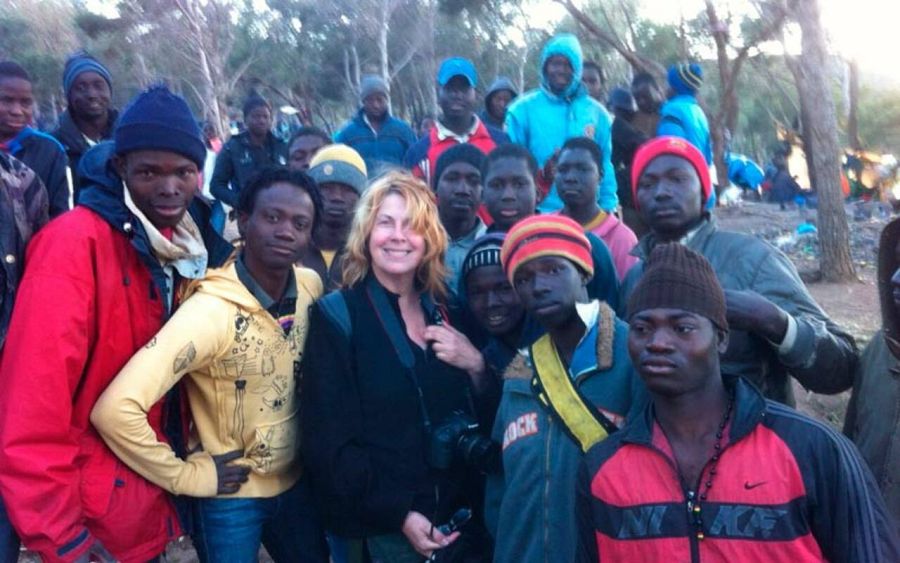 Amparo Climent rodeada de subsaharianos en el monte Gurugú