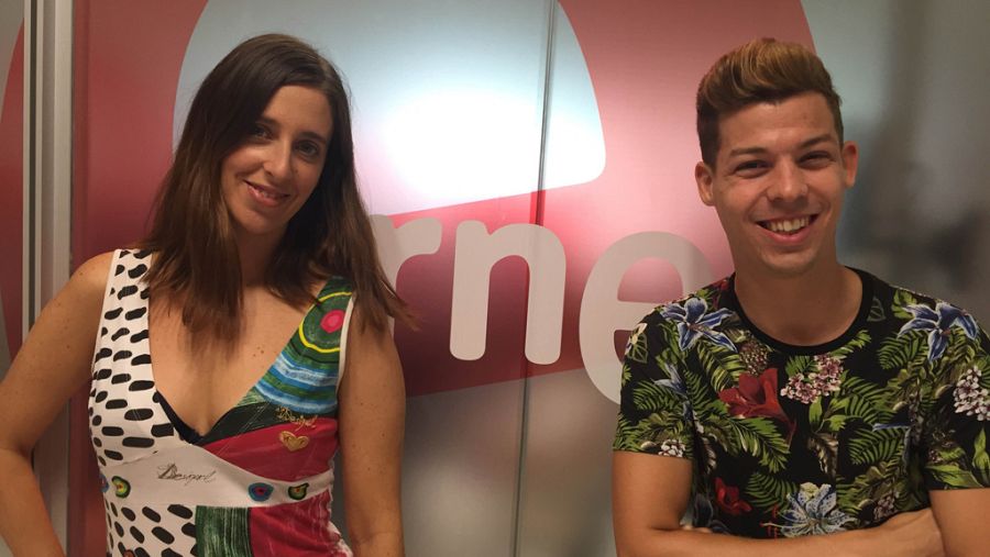 Los actores Eider Esnaola y Josh Sánchez.