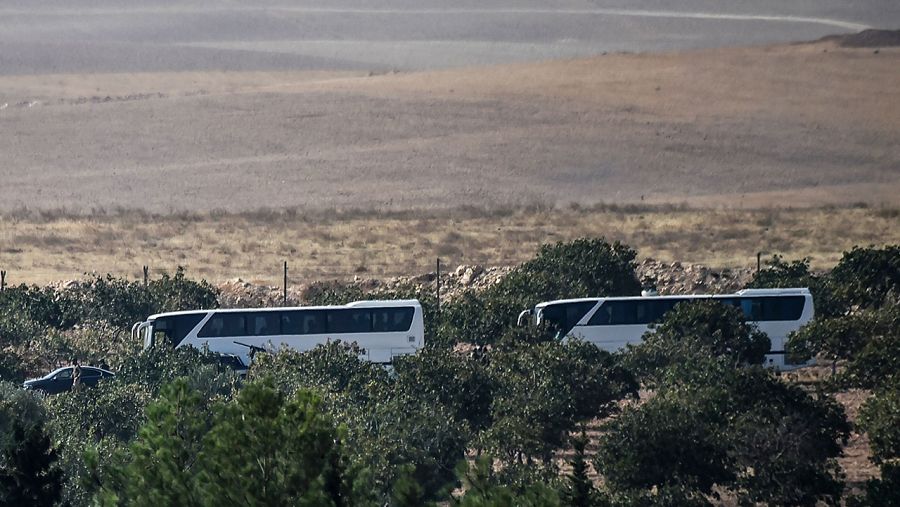 Autobuses transportan milicias opositoras sirias en las proximidades de la ciudad fronteriza turca de Karkamis
