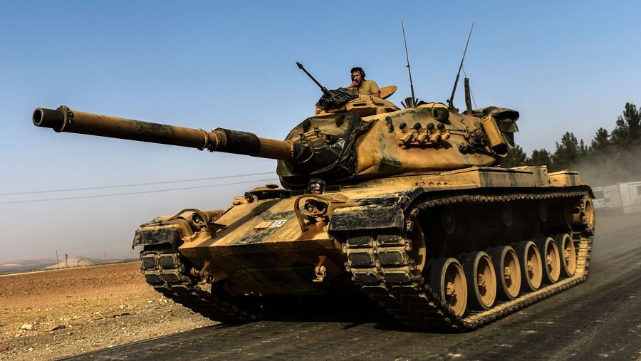 Un tanque del ejército turco se dirige a la frontera con Siria en la ciudad de Karkamis